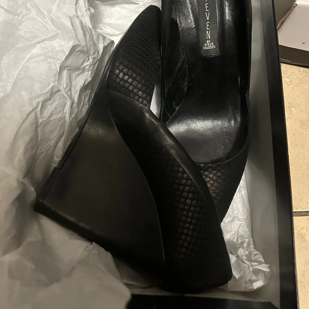NIB Steve Madden Black Textured Heeled Wedges - size 10 - Picture 2 of 5